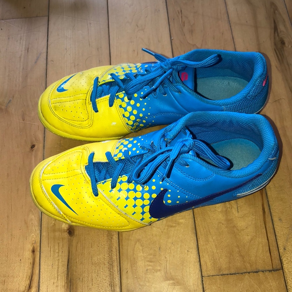 Indoor soccer shoes